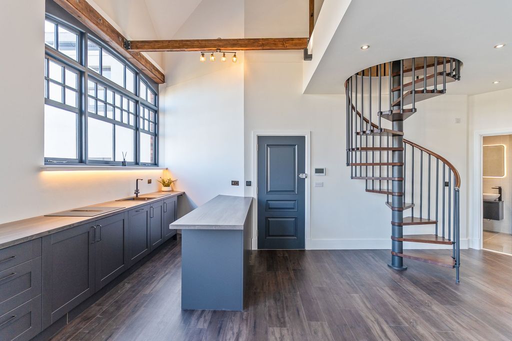 Property photo 1 of 17