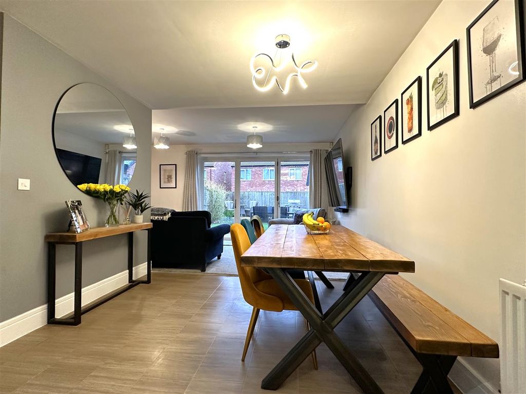 Property photo 2 of 20 Dining Space 976