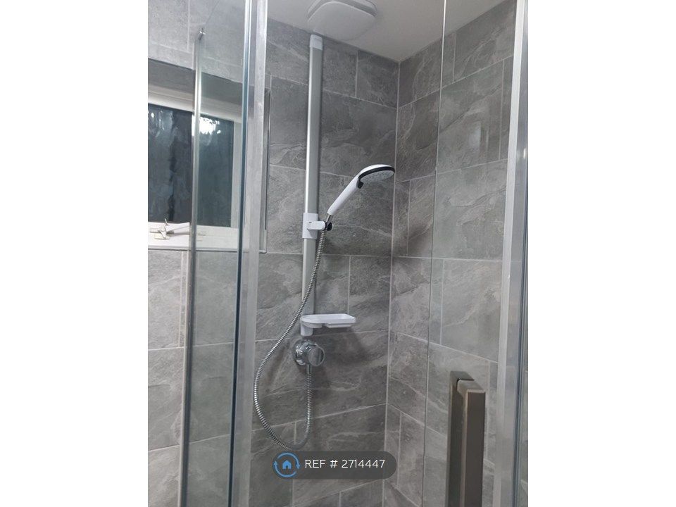Property photo 3 of 7 Quadrant Shower With Extractor Fan
