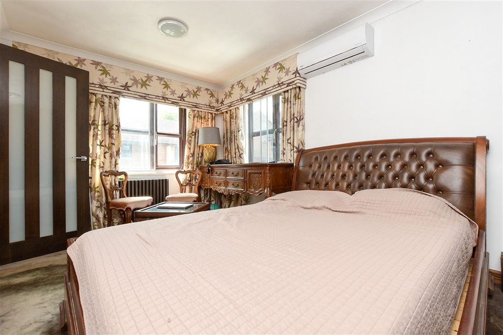 Property photo 3 of 8 Lounge