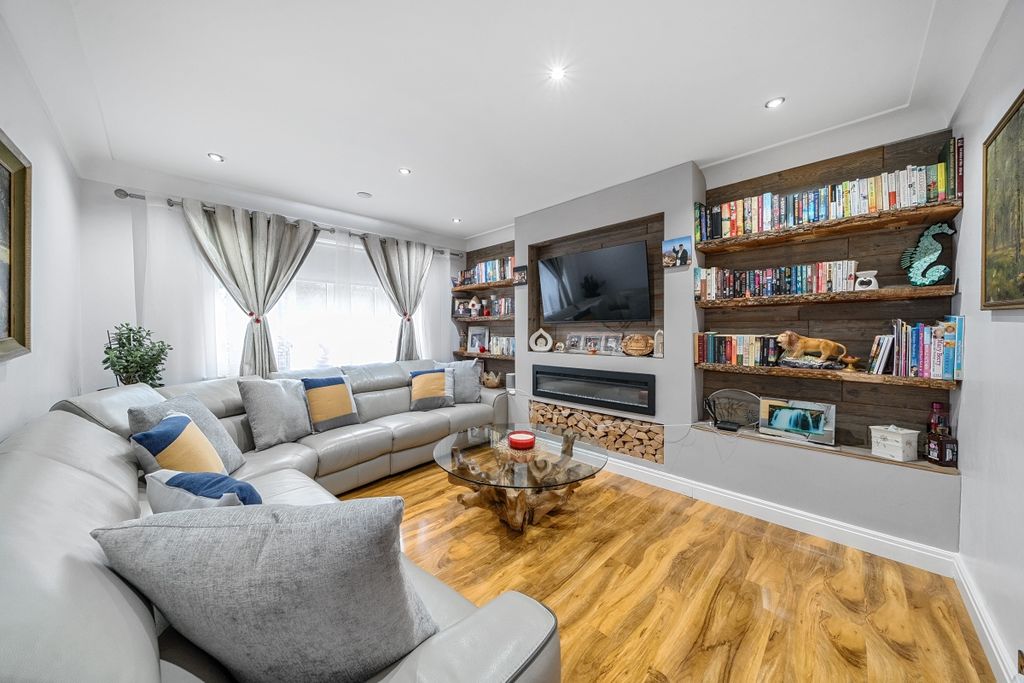 Property photo 3 of 15 1335559-7-689398F...