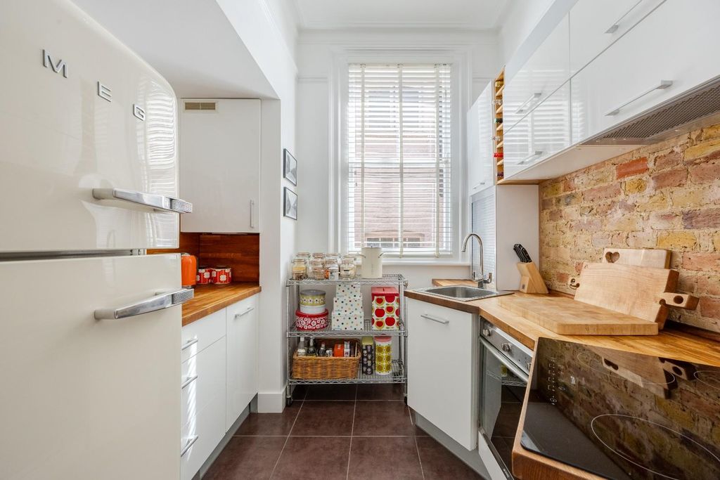 Property photo 3 of 27 Kitchen