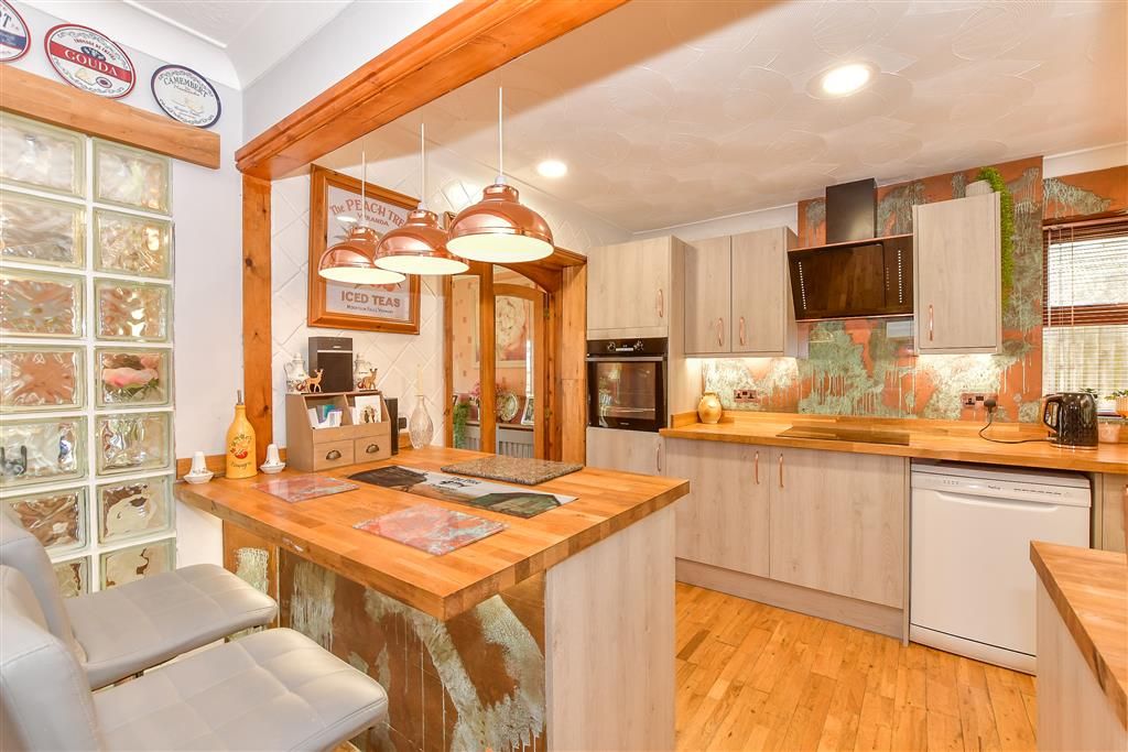 Property photo 1 of 10 Kitchen