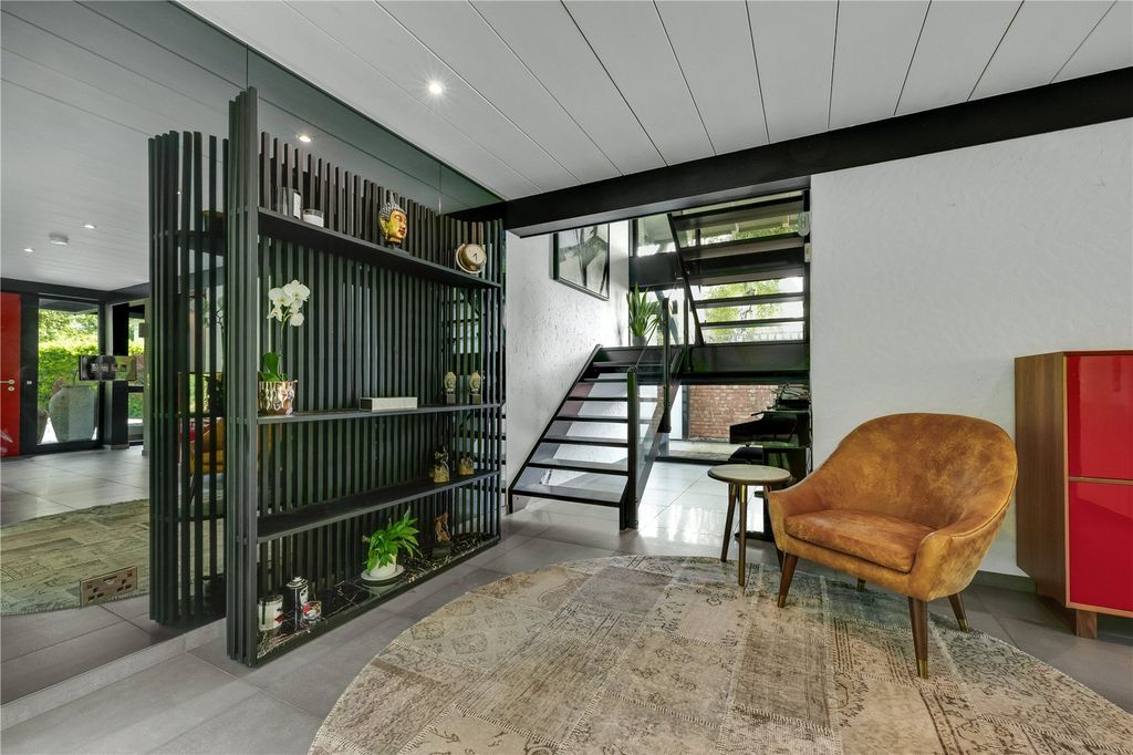 Property photo 2 of 19 Entrance Hall