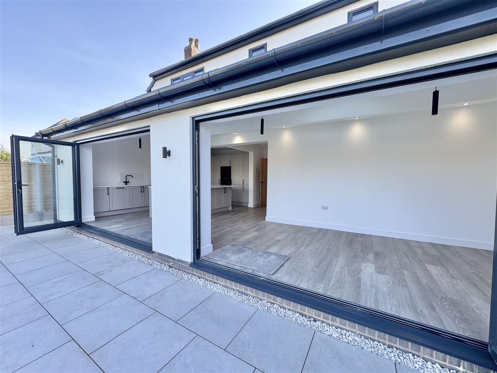 Property photo 2 of 30 Bifolds