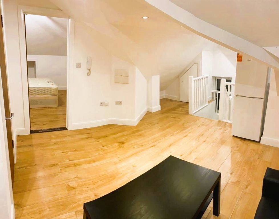 Property photo 1 of 11 1 Bed Flat To Rent High Street, New Malden Kt3