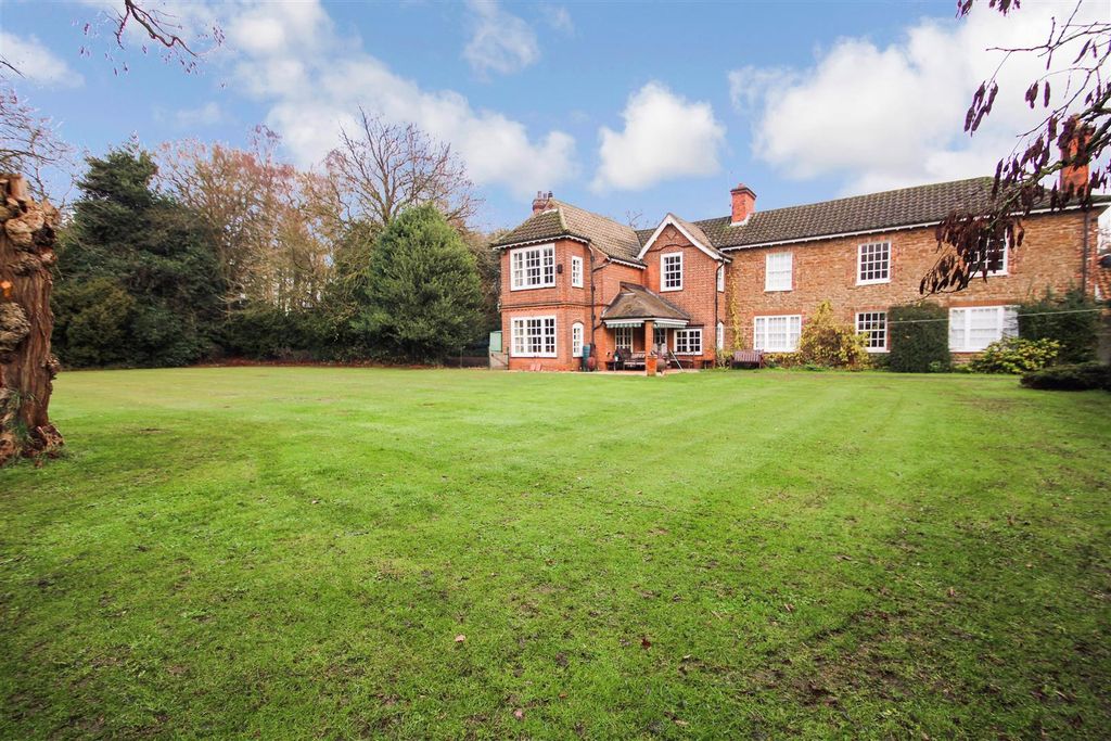 9 bed detached house for sale Normanby
