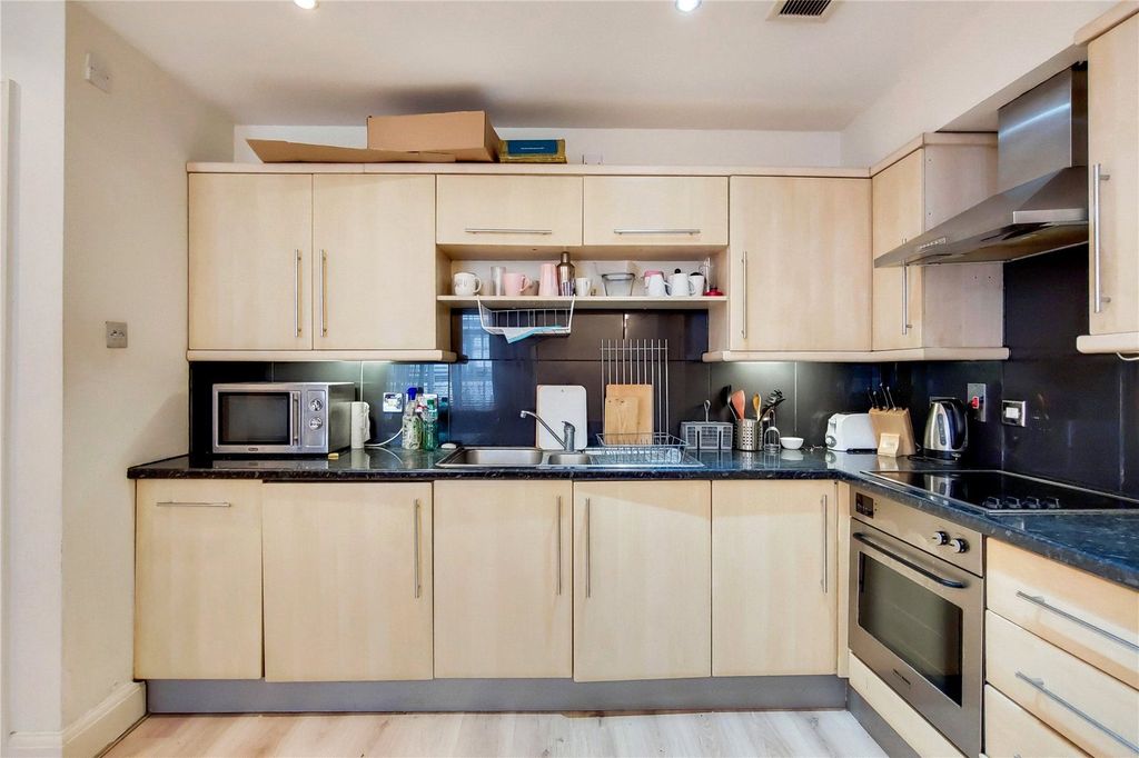 Property photo 3 of 10 Reception/Kitchen