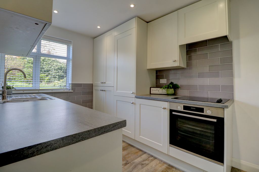 Property photo 3 of 9 Kitchen