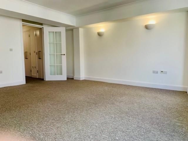 Property photo 3 of 10 10c St Margarets Lounge 2 2024.Jpg