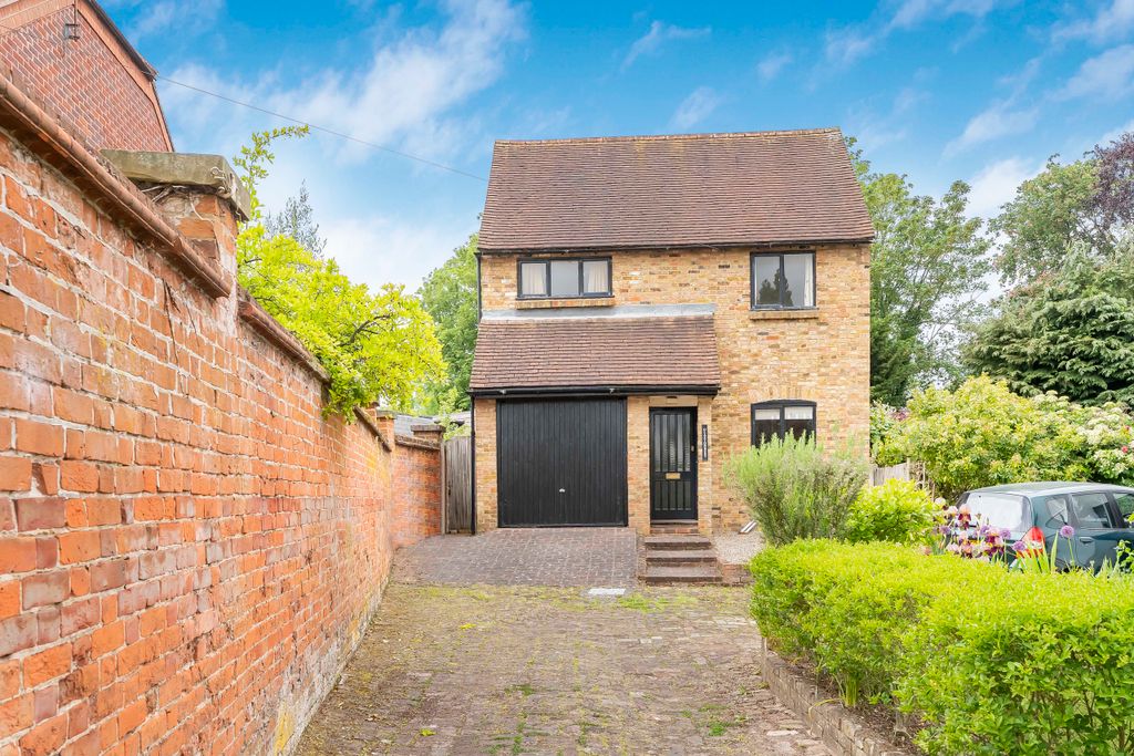 Property photo 2 of 26 Waxwell Lane