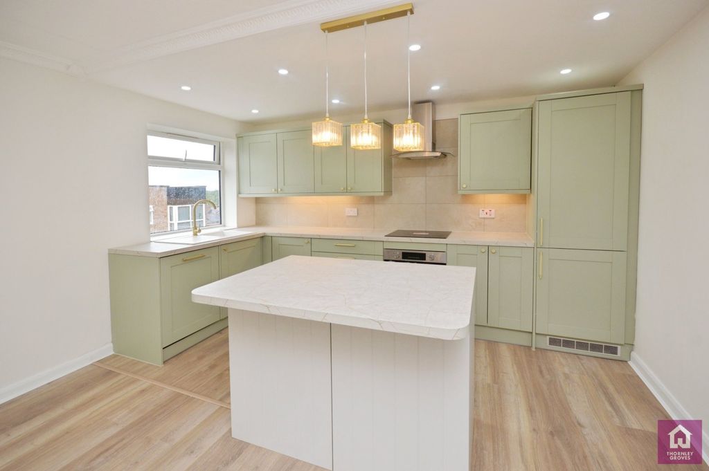 Property photo 3 of 9 Kitchen