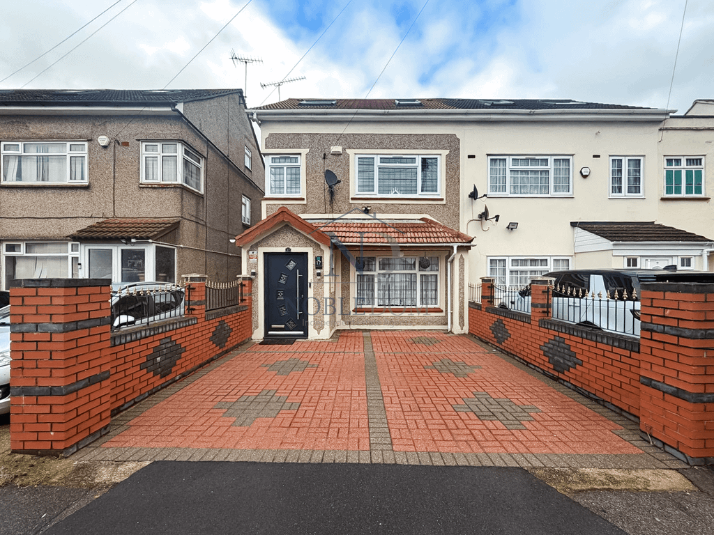 Property photo 1 of 21 5 Bedroom 3 Bathroom Semi-Detached House In Hayes