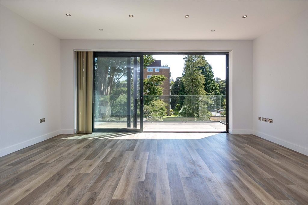 Property photo 3 of 22 Picture No. 14