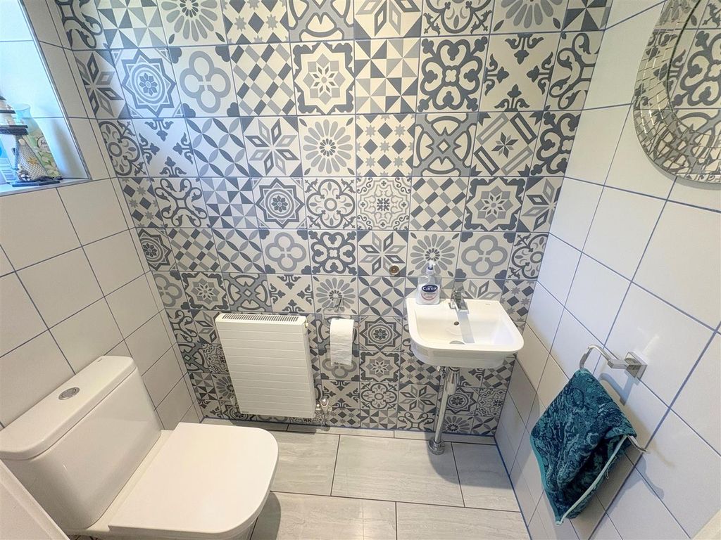 Property photo 2 of 29 Cloakroom
