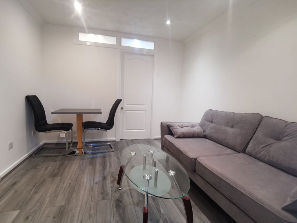 Property photo 3 of 10 Lounge