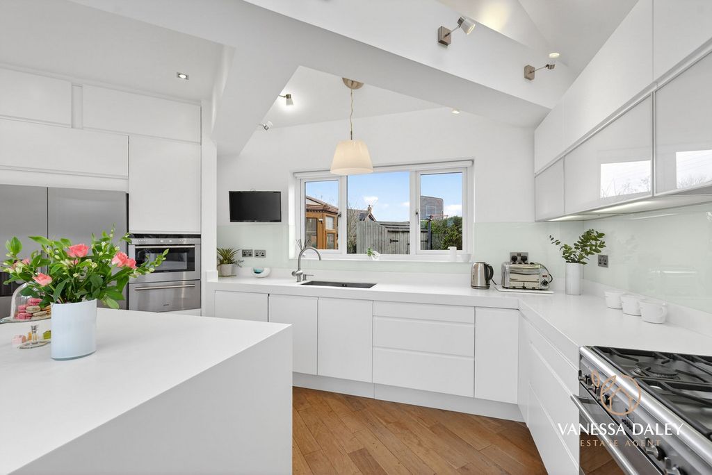 Property photo 3 of 47