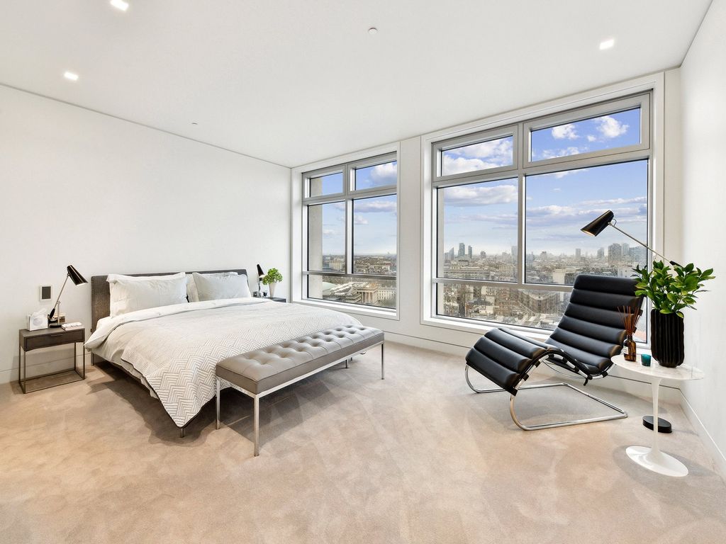 Property photo 3 of 16 17 Centre Point