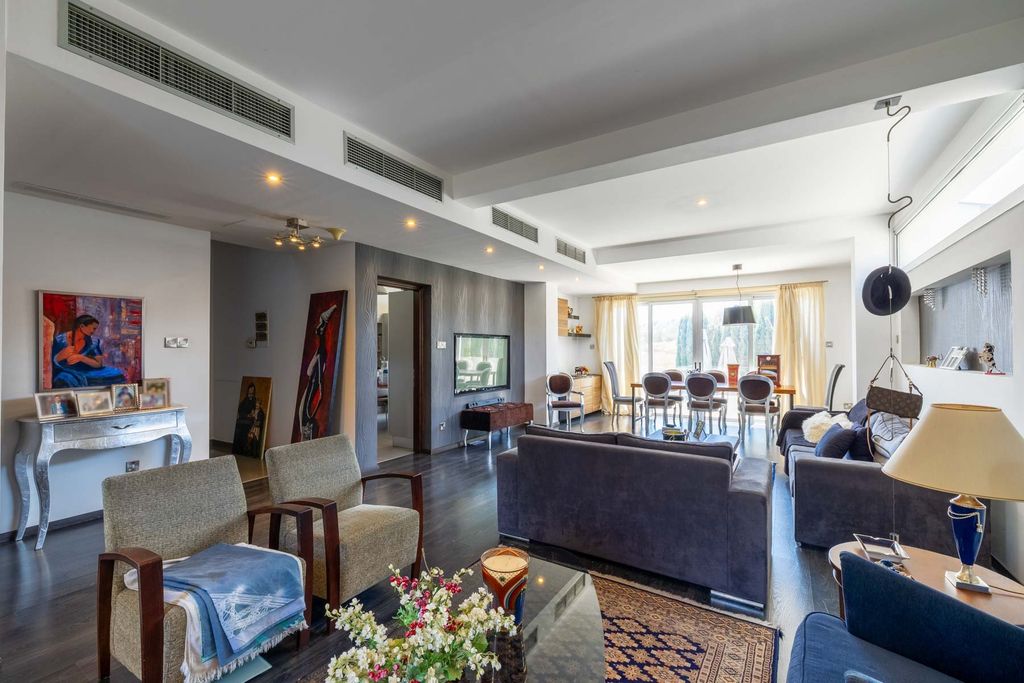 Property photo 2 of 28