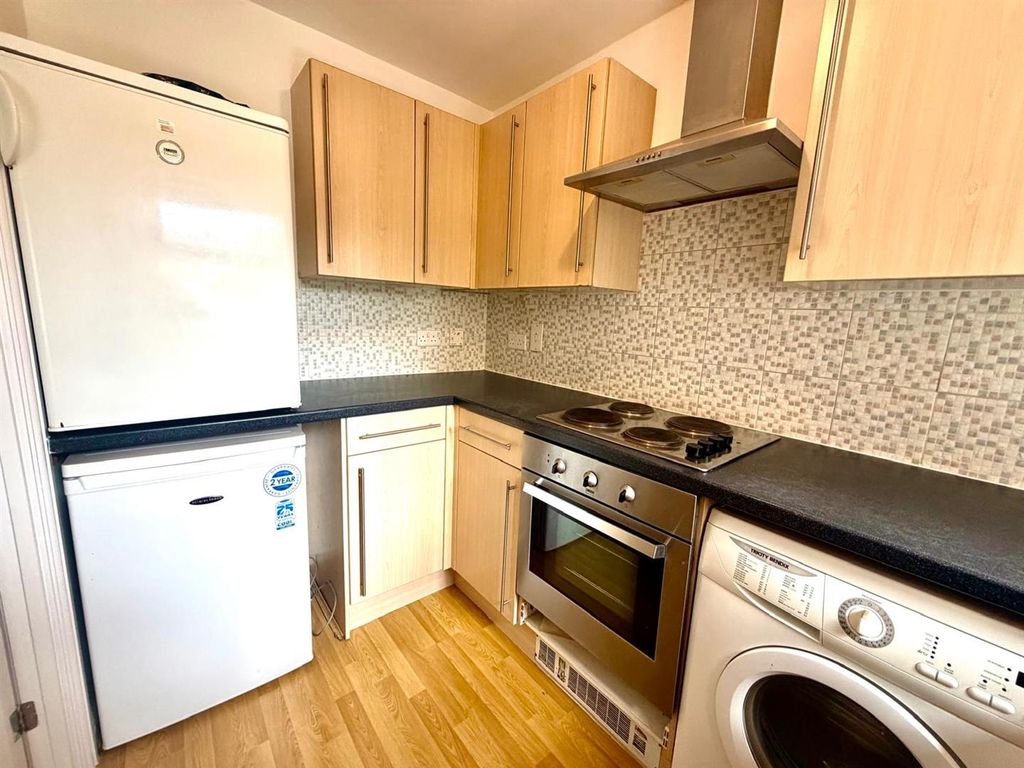 Property photo 3 of 15 Fitted Kitchen:
