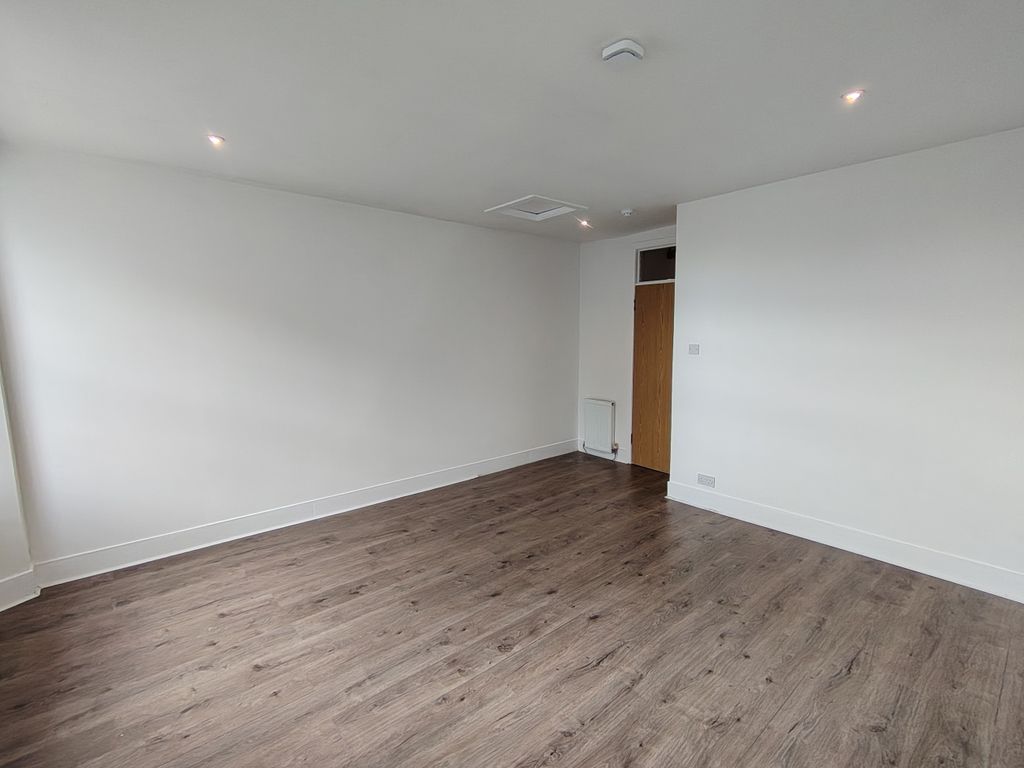 Property photo 3 of 7 Img_20260921_110139