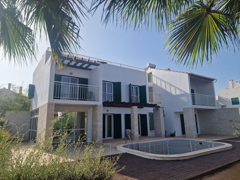 Property photo 1 of 19 Backyard: Superb 4 Bedroom Villa With Private Pool