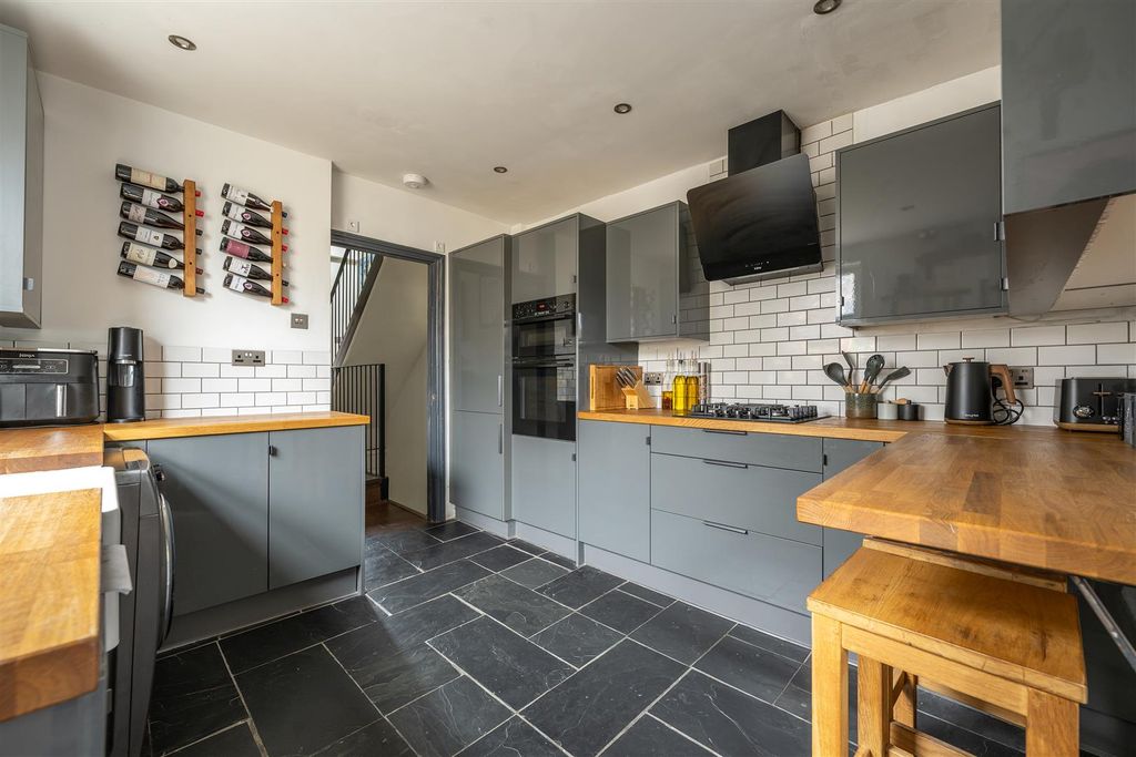 Property photo 3 of 28 Ernald Avenue, E6