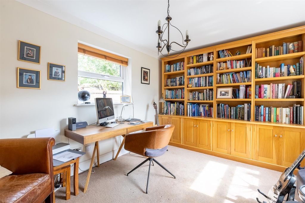 Property photo 3 of 36 7Glebeclose-8.Jpg