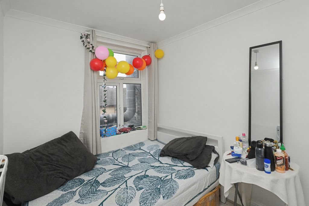 Property photo 3 of 18 28A Goresbrook Road, Dagenham, Essex, Rm9 6Ur