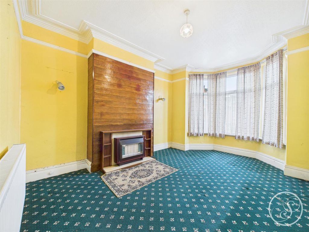 Property photo 2 of 18 Lounge