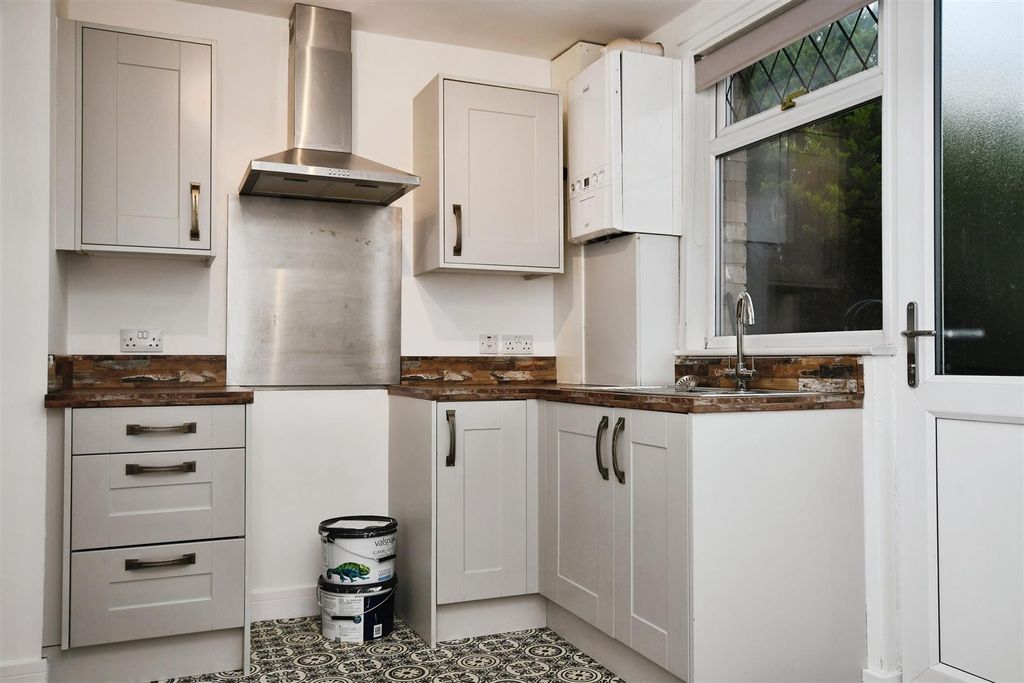 Property photo 3 of 17 Fitted Kitchen