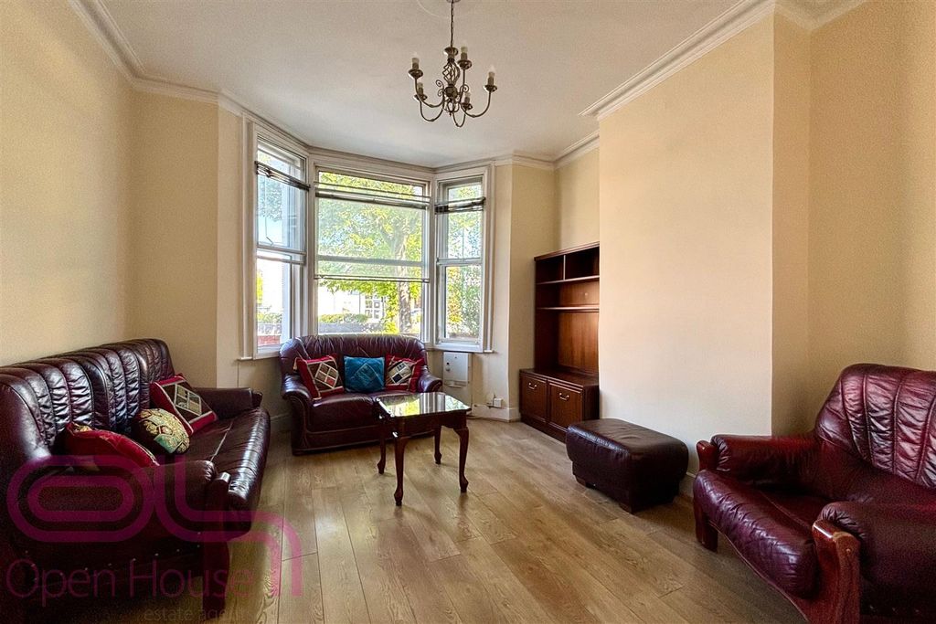 Property photo 1 of 13 Staines Road - Ff Reception.Jpg