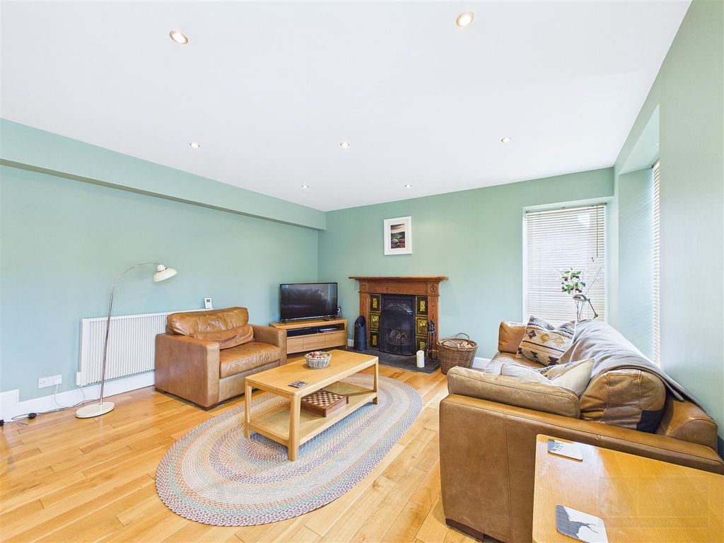 Property photo 3 of 21 Sitting Room