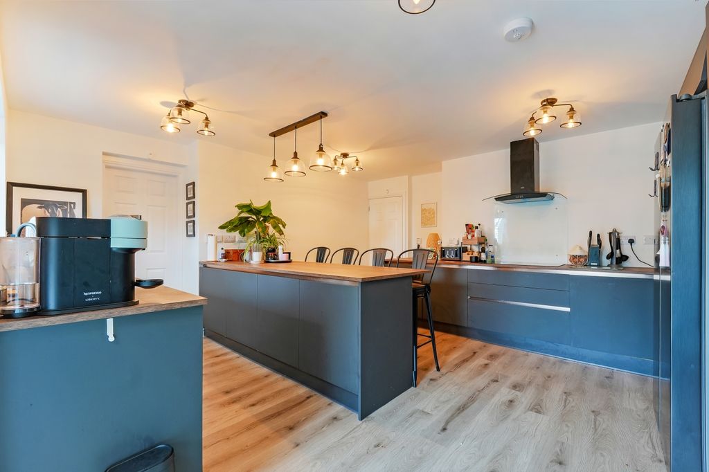 Property photo 3 of 27 Kitchen