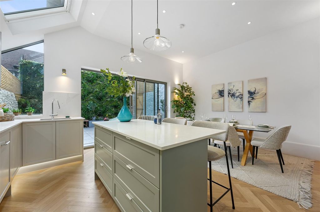 Property photo 3 of 17 Batoum Gardens