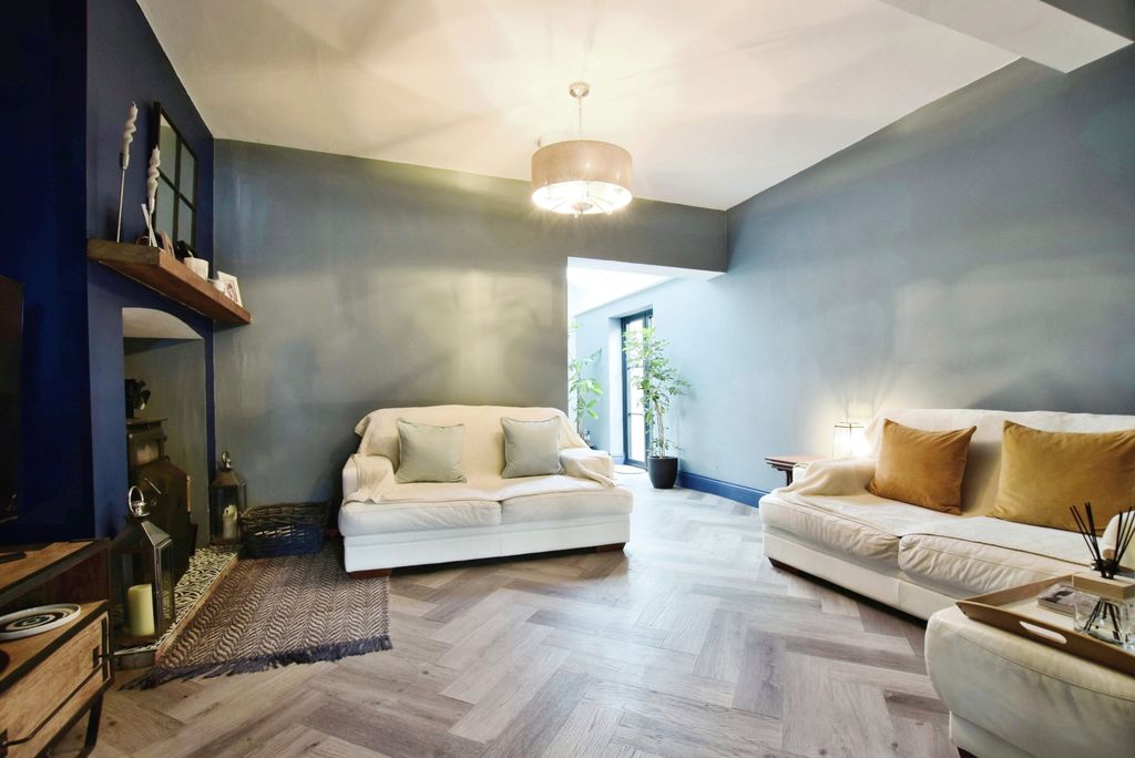 Property photo 3 of 17 Snug / Sitting Room
