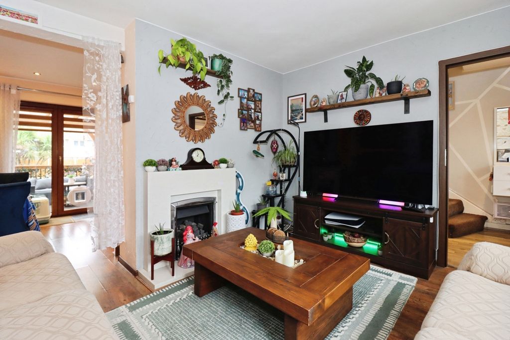 Property photo 2 of 17 Lounge