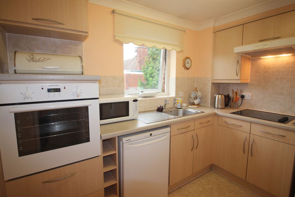 Property photo 3 of 8 Kitchen