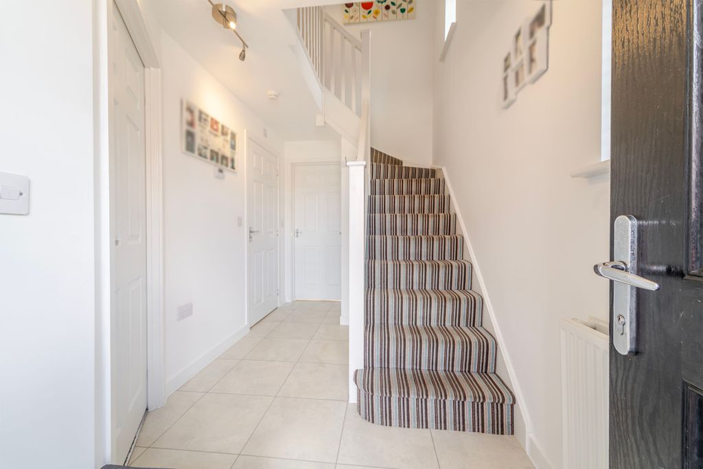 Property photo 2 of 21 Hallway