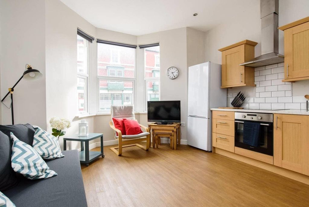 Property photo 2 of 20 Bright Modern Kitchen With A Bay Window Lounge...