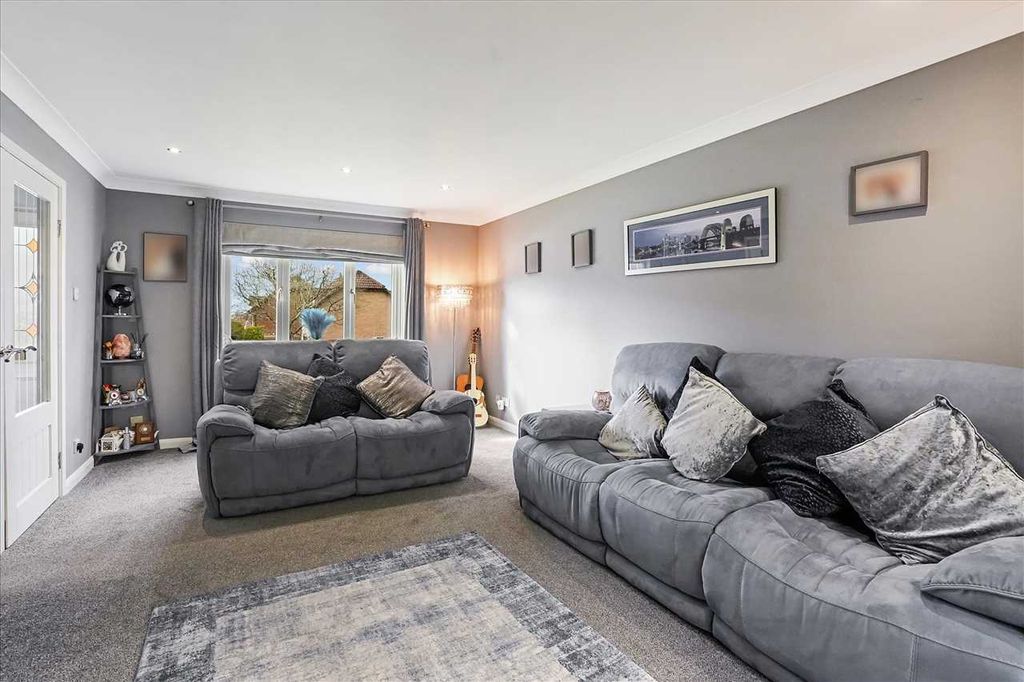 Property photo 2 of 26 Lounge (1)