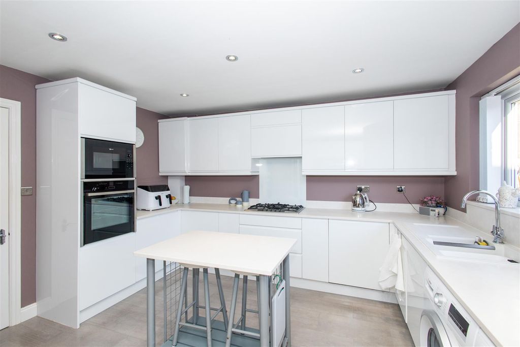 Property photo 2 of 19 Kitchen