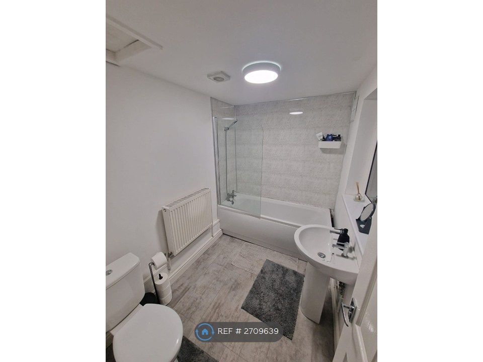 Property photo 3 of 10 Bathroom
