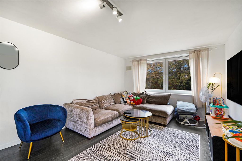 Property photo 2 of 15 Flat 9 64 The Grove Iselworth London Tw7 4Ja - 002