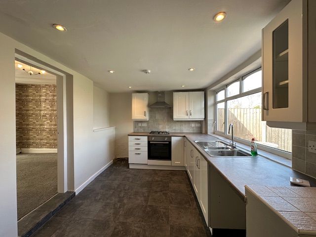 Property photo 2 of 8 Kitchen