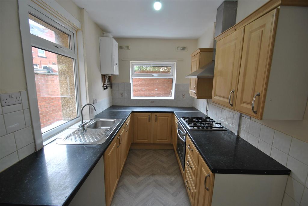 Property photo 3 of 9 Kitchen