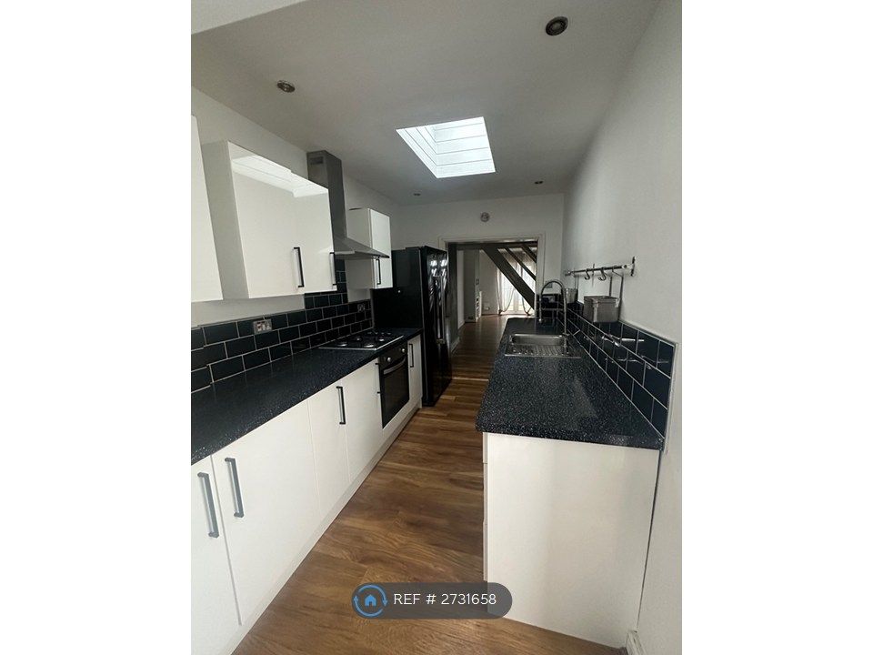 Property photo 3 of 10 Kitchen