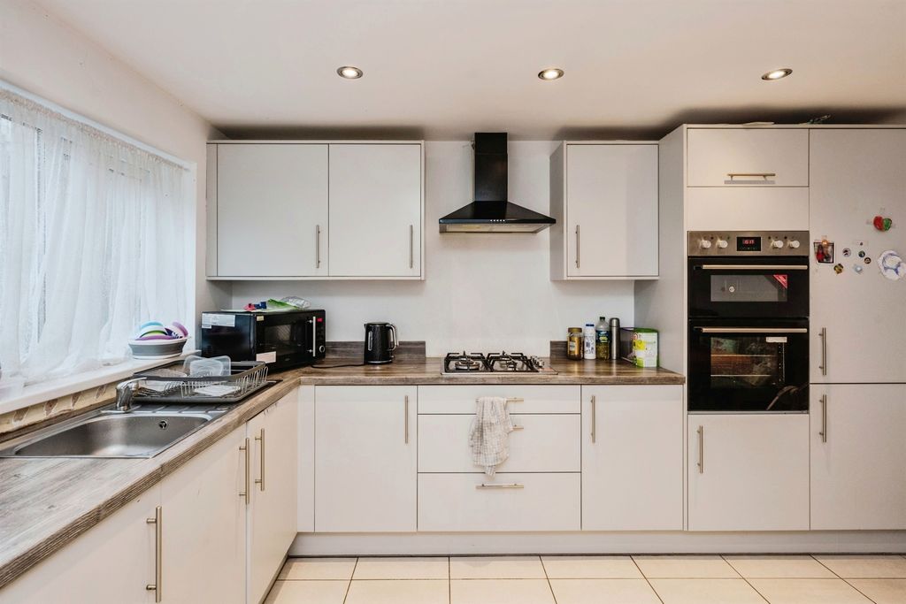 Property photo 2 of 18 Bathroom