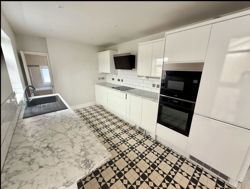 Property photo 1 of 26 Modern, 4 Double Bedrooms