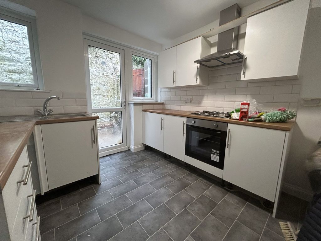 Property photo 3 of 8 Kitchen